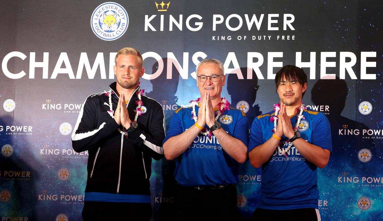 Claudio Ranieri (tengah), Kasper Schmeichel (kiri), dan Shinji Okazaki memberikan salam kepada fans Leicester City saat tiba di Bandara International Suvarnabhumi, Bangkok, Thailand, (18/5/2016). (Reuters/Athit Perawongmetha)