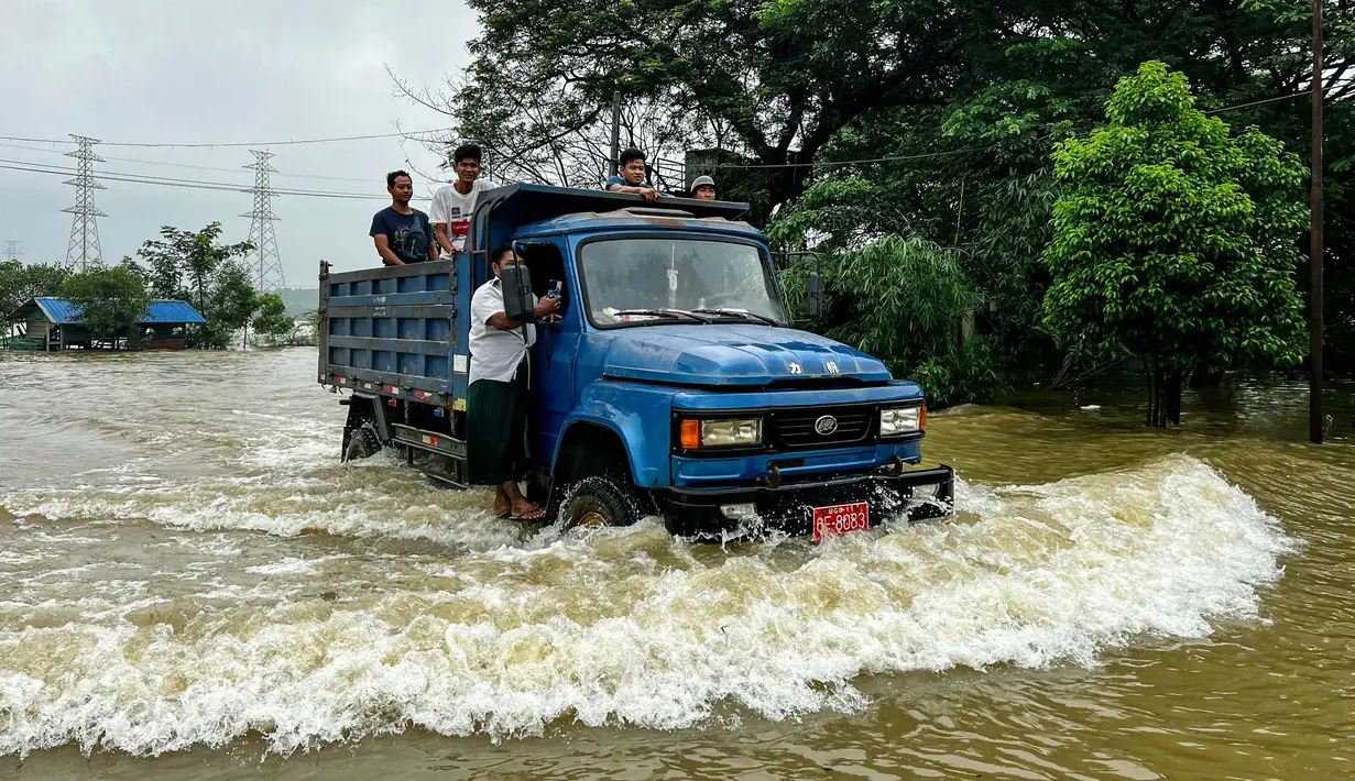 Pihak berwenang mengatakan bahwa hujan dengan curah 200 mm (hampir 8 inci) turun dalam 24 jam terakhir di wilayah Bago, Myanmar. (SAI AUNG MAIN/AFP)