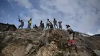 Orang-orang bekerja di antara puing-puing setelah gempa bumi melanda Haiti barat di Jeremie, Haiti pada 6 Juni 2023. (AFP/Richard Pierrin)