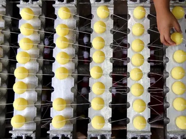 Seorang wanita bekerja di pabrik lilin citronella di Sao Joao da Boa Vista, Brasil, Jumat (12/2/2016). Virus zika yang sudah menyebar membuat penjualan lilin citronella, yang merupakan lilin pengusir nyamuk mengalami kenaikan. (REUTERS/Paulo Whitaker)