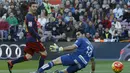 Bintang Barcelona, Lionel Messi, berusaha mengecoh kiper Granada pada laga La Liga Spanyol. Ini merupakan gol ke-9 Messi di Liga Spanyol. (Reuters/Albert Gea)