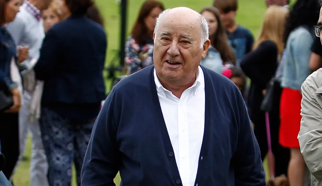<p>Di tempat ke empat ada Amancio Ortega, pendiri gerai pakaian Zara. Total kekayaannya tahun ini bertambah 4,3 miliar dolar AS. Sekarang kekayaan menjadi 71,3 miliar dolar AS atau sekitar 923 triliun rupiah. (AP Photo/Iago Lopez)</p>