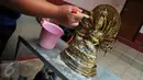 Proses pencucian patung dewa-dewi saat ritual cuci dewa di Klenteng Dharma Bhakti, Jakarta, Minggu, (31/1). Tahun baru imlek China 2567 jatuh pada tanggal 8 februari 2016. (Liputan6.com/Gempur M Surya)