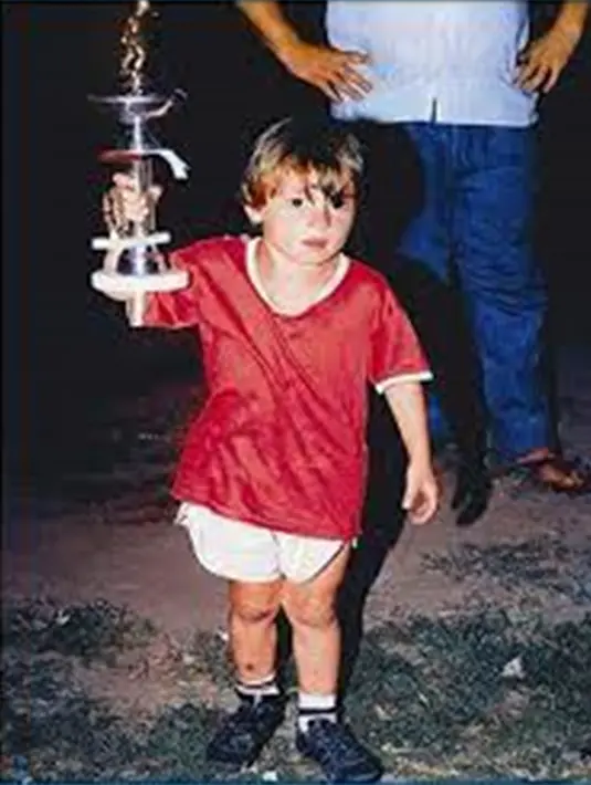 Messi kecil sudah berbakat dan berprestasi sedari dulu. Meski begitu, Messi hampir gagal jadi pesepak bola karena pertumbuhannya dinilai alami hambatan. Lika-liku Lionel Messi berjuang di masa kecil pun bisa jadi inspirasi bahwa mimpi tetap bisa terwujud meski alami gangguan hormon. (Liputan6.com/IG/leomessi)