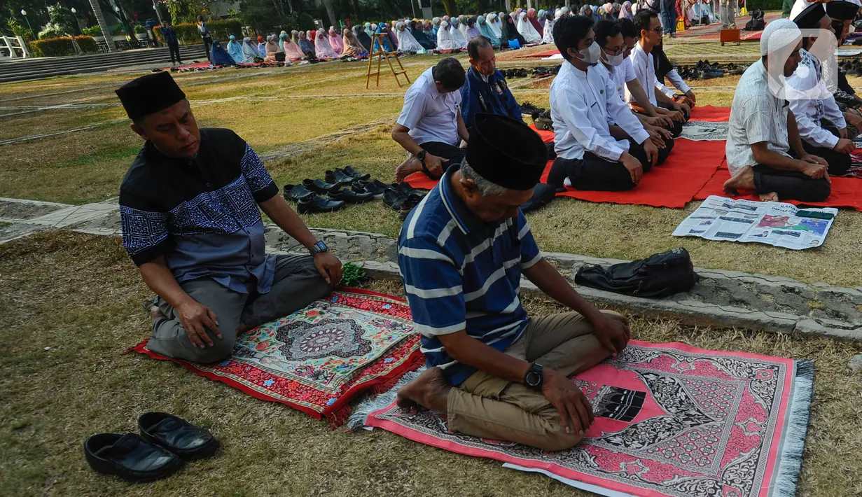 Untuk ASN laki-laki ada 8 shaf yang tiap shaf-nya ada sekitat 35-40 jemaah, sedangkan kaum hawa ada 3 shaf berisi 20-23 orang dan 9 shaf berbaris 8 hingga 9 jemaah. (merdeka.com/ Arie Basuki)