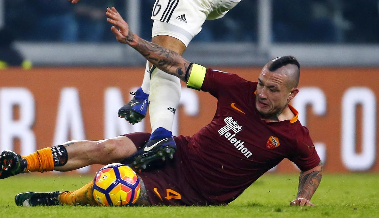Pemain AS Roma, Radja Nainggolan, berjibaku merebut bola dari kaki pemain Juvemtus, Sami Khedira, dalam laga pekan ke-17 Serie A 2016-2017 di Juventus Stadium, Sabtu (17/12/2016) waktu setempat. (AFP/Marco Bertorello)