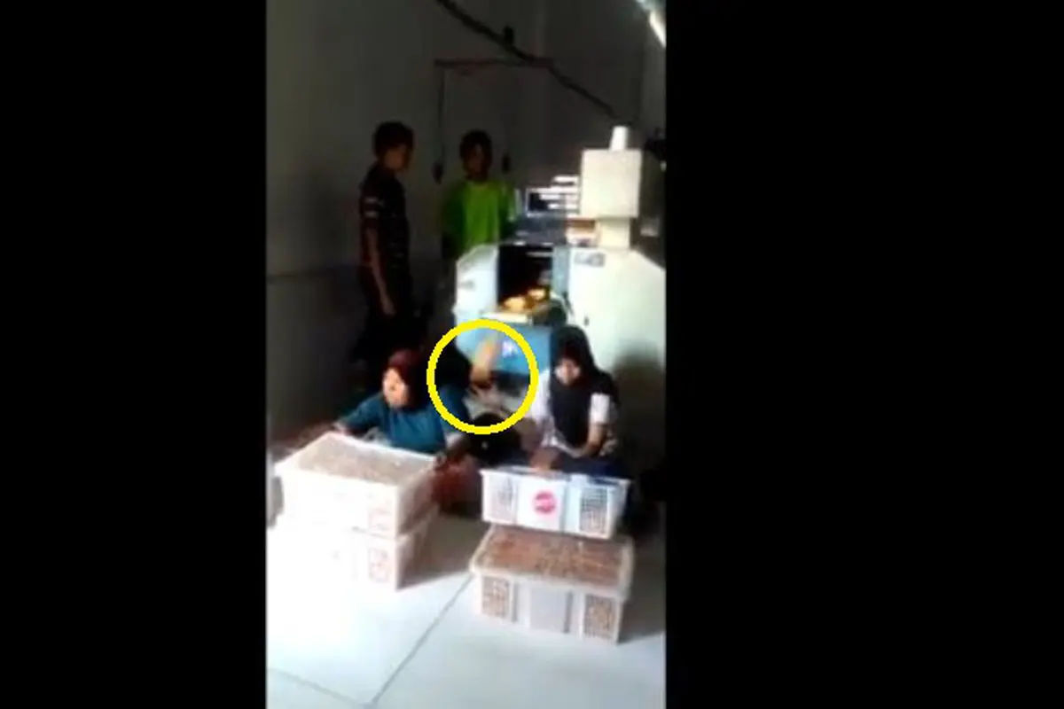 Bukan Main, Ibu-ibu Ini Mengalahkan Mesin Pabrik saat Bekerja