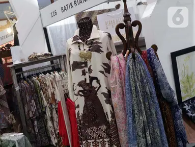 Pengunjung melihat-lihat koleksi batik yang dipamerkan pada Interior and Craft (ICRA) Exhibition 2019 yang dihelat di Hall A Jakarta Convention Center (JCC), Senayan, Jakarta, Minggu (6/10/2019). Ratusan motif batik dari berbagai daerah dipamerkan pada ajang ini. (Liputan6.com/Helmi Fithriansyah)