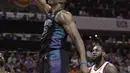 Pebasket Charlotte Hornets, Dwight Howard, memasukkan bola saat pertandingan melawan Cleveland Cavaliers pada laga NBA di Spectrum Center, Rabu (28/3/2018). Cleveland Cavaliers menang 118-105 atas Charlotte Hornets. (AP/Chuck Burton)