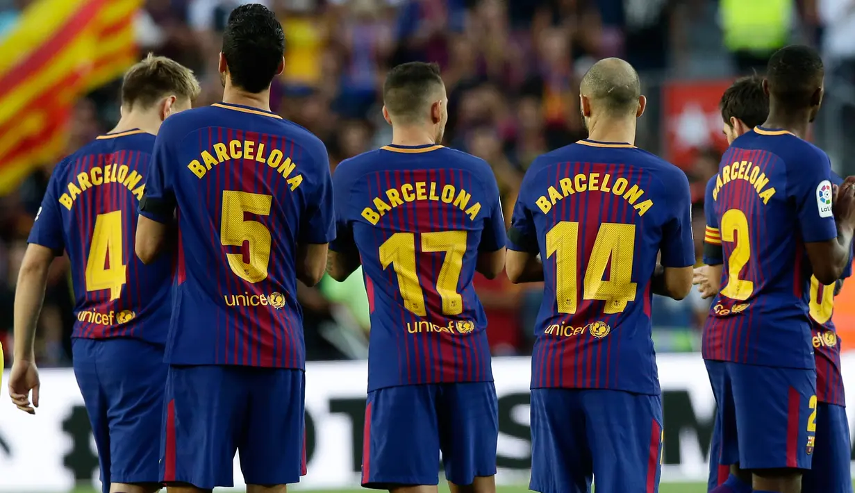 Pemain Barcelona usai mengheningkan cipta sebelum melakoni laga pekan pertama Liga Spanyol melawan Real Betis di Stadion Camp Nou, Minggu (20/8). Aksi tersebut sebagai bentuk duka cita atas serangan teror di pusat Kota Barcelona. (AP Photo/Manu Fernandez)