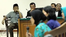 Terdakwa mantan Bupati Bangkalan Fuad Amin (kiri) saat mendengarkan keterangan saksi di Pengadilan Tipikor, Jakarta, Kamis (18/6/2015). Agenda sidang tersebut mendengarkan keterangan 13 saksi.(Liputan6.com/Helmi Afandi)