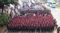Ribuan buruh melakukan aksi jalan kaki menuju Istana Merdeka, Jakarta, Sabtu (6/2/2016). Dalam aksi tersebut mereka meminta agar tidak terjadi PHK secara besar-besaran. (Liputan6.com/Angga Yuniar)