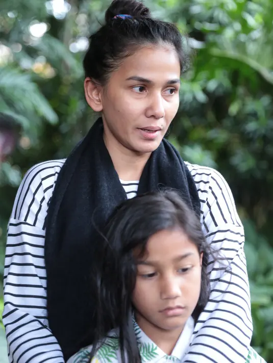 Nova Eliza yang kebetulan tinggal satu komplek, terlihat hadir di rumah duka Alex Kumara di kawasan Pejaten. Kabar duka itu, ia dapatkan dari pak RT tempatnya tinggal. (Adrian Putra/Bintang.com)