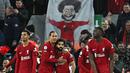Pemain Liverpool, Mohamed Salah (tengah) melakukan selebrasi bersama rekannya setelah mencetak gol keempat tim ke gawang Manchester United pada laga pekan ke-26 Liga Inggris 2022/2023 yang berlangsung di Anfield, Liverpool, Senin (06/03/2023) WIB. (AFP/Paul Ellis)
