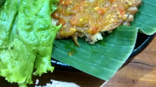 Ayam Penyet Salah Satu Menu Makan Pasar Ceplak Garut