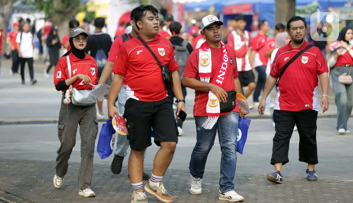 Jelang laga timnas Indonesia melawan China pada lanjutan putaran ketiga Kualifikasi Piala Dunia 2026 zona Asia grup C, pendukung skuad Garuda mulai memadati area Stadion Utama Gelora Bung Karno, Jakarta, Kamis (5/6/2025). (Liputan6.com/Helmi Fithriansyah)