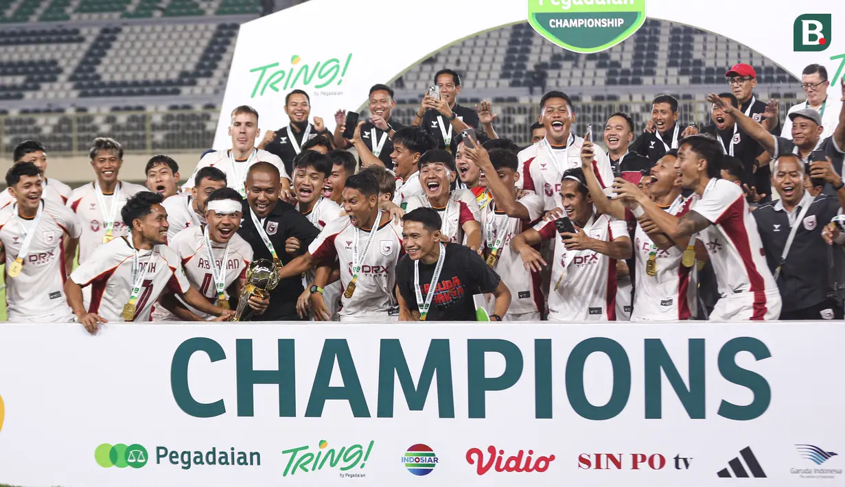 Para pemain dan staff Garudayaksa merayakan gelar juara dengan mengangkat piala setelah mengalahkan PSS Sleman 4-3 lewat adu penalti dalam babak final di Stadion Maguwoharjo, Sleman, pada Sabtu (9/5/2026) malam WIB.
