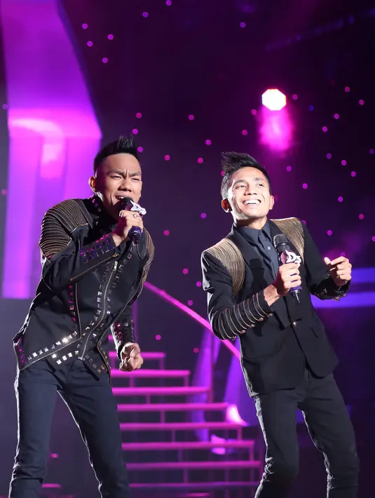 Penampilannya Marelan Alfin Ladeli (21) dan Hamparan Perak Alfin Habib (23) atau duo Alfin, bagi Bunda Hetty sangat menghibur, namun ada yang kurang. (Andy Masela/Bintang.com)