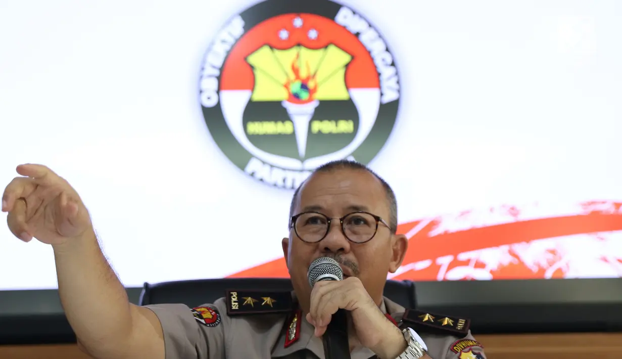 Kadiv Humas Mabes Polri Irjen Setyo Wasisto menjawab pertanyaan saat memberi keterangan di Jakarta, Minggu (13/5). Keterangan terkait penangkapan empat terduga teroris di kawasan Terminal Pasirhayam, Cianjur, Jawa Barat. (Liputan6.com/Helmi Fithriansyah)