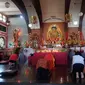Umat Buddha di Kota Bandung melaksanakan ibadah pada perayaan Hari Raya Waisak, Senin (16/5/2022). (Foto: Humas Kota Bandung)
