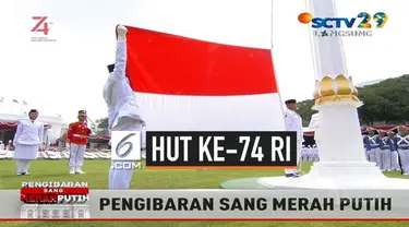 Pasukan Pengibar Bendera Pusaka mengibarkan Sang Merah Putih di Istana Merdeka saat upacara HUT ke-74 RI disaksikan oleh Presiden Jokowi dan seluruh undangan.