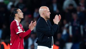 Pelatih Liverpool, Arne Slot, bersama Virgil van Dijk memberikan aplaus setelah laga melawan PSG pada leg pertama perempat final Liga Champions di Parc des Princes, Paris hari Kamis (09/04/2026) dini hari WIB. (AFP/Anne-Christine Poujoulat)