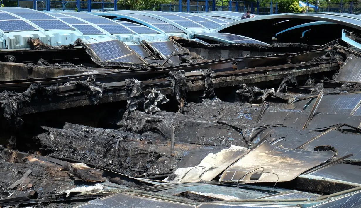Kondisi panel surya yang hangus terbakar di sebuah taman air, Taipei, Taiwan, Kamis (28/7). Panel surya seluas 400 meter persegi ini terbakar akibat korsleting listirik yang dipicu oleh gelombang panas. (AFP PHOTO/SAM YEH)