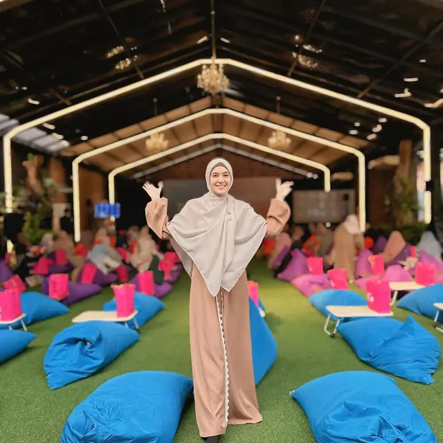 10 Gaya Stylish Dhini Aminarti dengan Hijab Syar'i, Bisa Jadi Inspirasi untuk Olahraga hingga Kondangan