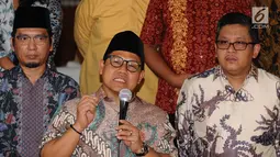 Ketua Umum PKB, Muhaimin Iskandar (tengah) memberi keterangan usai melakukan pertemuan dengan tokoh lintas agama dan partai di Jakarta, Selasa (23/5). Pertemuan membahas masalah kebangsaan menuju Indonesia yang damai. (Liputan6.com/Helmi Fithriansyah)