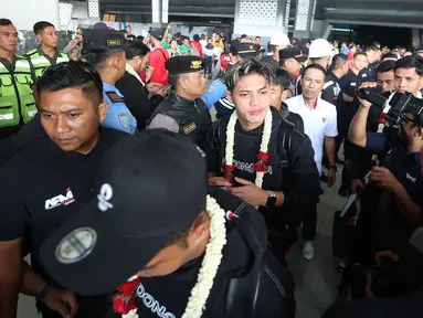 Skuad Timnas Indonesia U-23 akhirnya tiba di tanah air dan mendarat di Bandara Soekarno-Hatta, Tangerang, Banten, Sabtu (11/5/2024) pagi WIB usai berjuang di Piala Asia U-23 2024 di Qatar dan play-off Olimpiade Paris di Prancis. Menempati posisi keempat dan akhirnya gagal meraih tiket ke Olimpiade setelah dikalahkan wakil Afrika, Guinea di laga play-off, Rizky Ridho dkk tetap disambut hangat para suporter. (Bola.com/M Iqbal Ichsan)