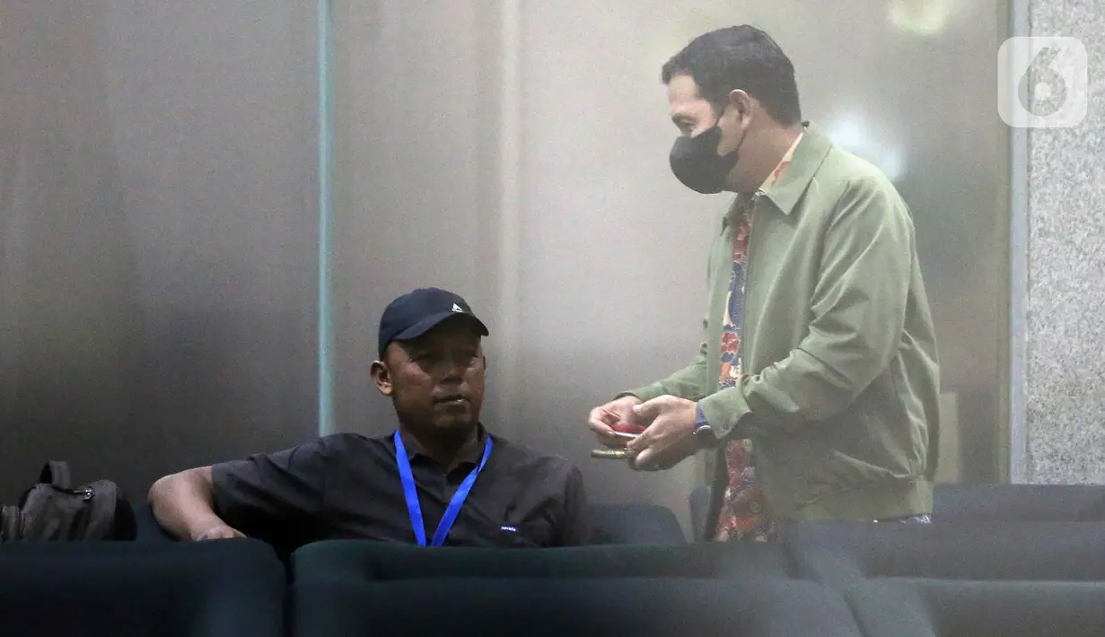 Usai diperiksa selama hampir 10 jam, F Bagus Panuntun memilih bungkam saat disodori banyak pertanyaan dari wartawan. Tampak dalam foto, Pelaksana Tugas (Plt) Wali Kota Madiun, F. Bagus Panuntun (kanan) usai menjalani pemeriksaan di Gedung Merah Putih Komisi Pemberantasan Korupsi (KPK), Jakarta, Senin (11/5/2026). (Liputan6.com/Helmi Fithriansyah)