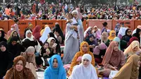 Muslim Filipina berkumpul untuk merayakan Idul Fitri, menandai akhir Ramadhan, di Quirino Grandstand di Manila pada 22 April 2023. (AFP/JAM STA ROSA)