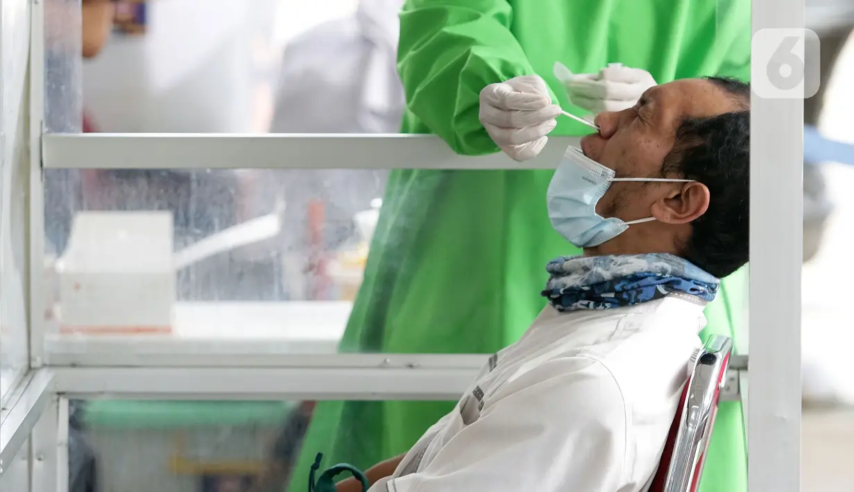 Calon penumpang KA Jarak jauh melakukan tes antigen di Stasiun Pasar Senen, Jakarta, Jumat (28/1/2022). Jelang libur Tahun Baru Imlek, jumlah penumpang di Stasiun Pasar Senen mengalami kenaikan 8.598 orang dibanding Jumat (21/1) lalu sebanyak 7.402 orang. (Liputan6.com/Helmi Fithriansyah)