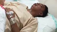 Korban penganiayaan yang pelakunya anak seorang bupati dirawat di salah satu rumah sakit di Pekanbaru. (Liputan6.com/M Syukur)