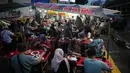 Aneka menu lauk untuk Nasi Kapau dihidangkan seperti gulai tambusu, ayam pop, rendang, jengkol balado, dendeng batokok dan masih banyak lagi. Tampak dalam foto, orang-orang berbuka puasa di sebuah warung makan pinggir jalan pada hari kedua bulan suci Ramadan 1447 Hijriah di Jakarta, Jumat 20 Februari 2026. (AP Photo/Dita Alangkara)
