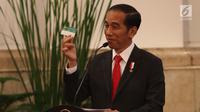 Presiden Joko Widodo menjelaskan Kartu Indonesia Sehat acara silaturahmi dengan penerima manfaat Jaminan Kesehatan Nasional (JKN) dan Kartu Indonesia Sehat (KIS) di Istana Negara, Jakarta (23/5). (Liputan6.com/Angga Yuniar)