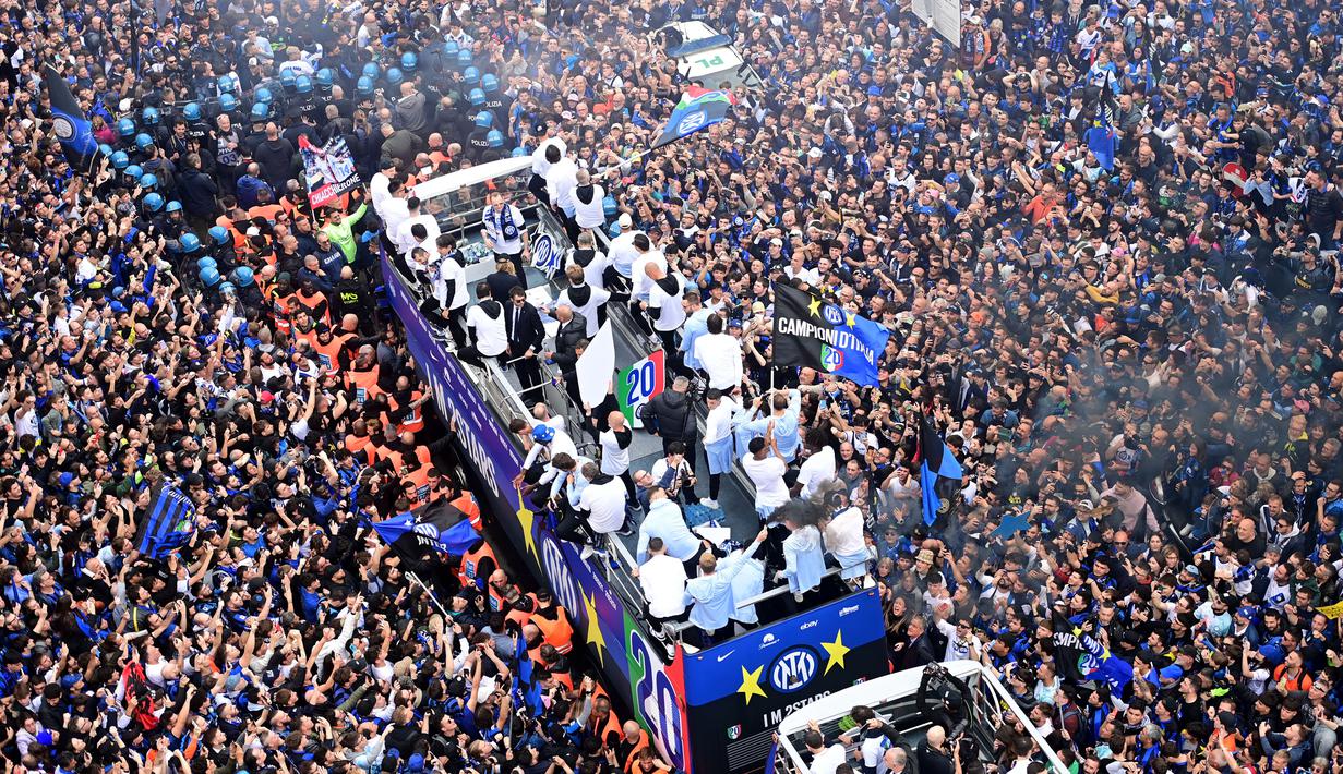Pemain Inter Milan melakukan pawai juara Liga Italia dengan berkeliling kota Milan, Minggu (28/4/2024). Ini gelar juara ke-20. (AFP/Piero Cruciatti)
