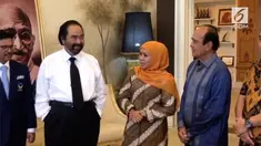 Calon Gubernur Jawa Timur terpilih Khofifah Indar Parawansa menyambangi Kantor DPP Partai Nasdem. Ia datang terlebih dahulu pukul 13.30 WIB kemudian diikuti pasangannya dalam Pilgub Jatim, yakni Calon Wakil Gubernur Emil Dardak.