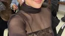 Sherina Munaf hadir mengenakan atasan long sleeve transparan berkerah tinggi dengan inner kemben batik dari Adeline Ester. Dipadukan rok panjang dengan aksen keemasan dan obi hitamnya. [@sherinamunaf]