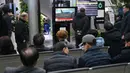 Pesawat yang membawa 175 penumpang dan enam awak penerbangan tersebut dilaporkan tergelincir saat melakukan pendaratan hingga menabrak pagar pembatas Bandara Internasional Muan, Provinsi Jeolla Selatan, Korea Selatan. (JUNG YEON-JE/AFP)