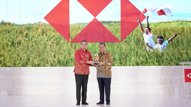 Menteri Koordinator bidang Perekonomian Airlangga Hartarto dan Presiden Direktur HSBC Indonesia Francois de Maricourt, dalam HSBC Summit 2023, di St Regis, Jakarta, Rabu (11/10/2023).