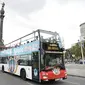 Turis menaiki bus wisata di Barcelona pada 5 Agustus 2016. (Dok: Josep LAGO / AFP)