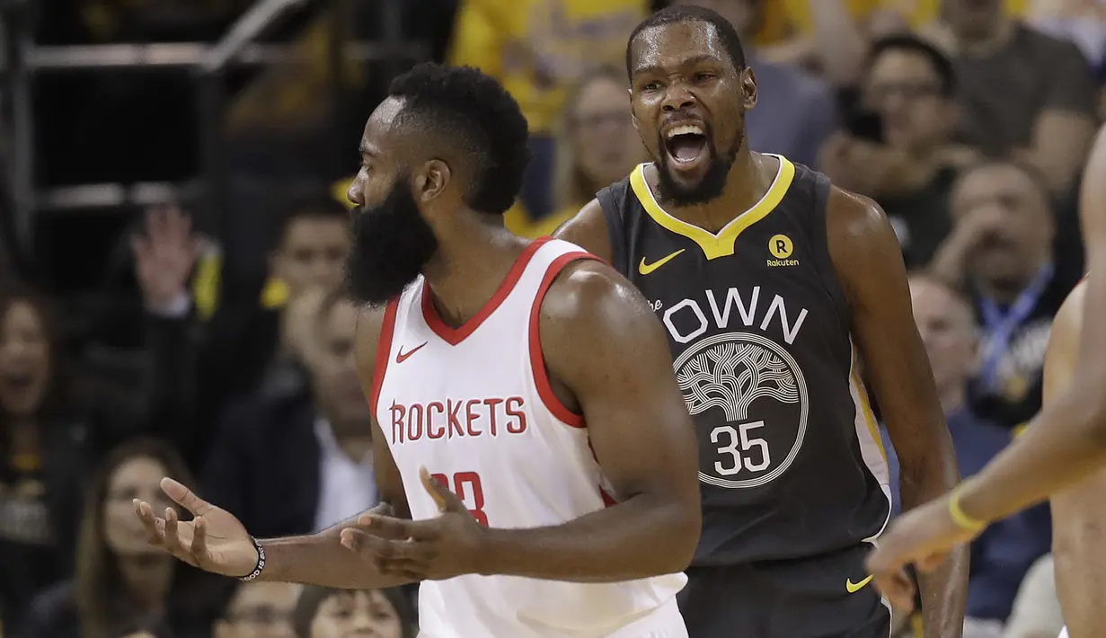 Eskpresi pemain Golden State Warriors, Kevin Durant (35) usai mencetak poin saat melawan Rockets pada gim keempat final NBA basketball Wilayah Barat di Oracle Arena, Oakland (22/5/2018). Rockets menang 95-92. (AP/Marcio Jose Sanchez)