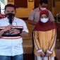 Kasat Reskrim Polresta Malang Kota, Kompol Tinton Yudho Priambodo (pegang mic) menegaskan proses hukum terhadap pasangan wisatawan positif Covid-19 yang melancong di Malang terus berlanjut (Liputan6.com/Zainul Arifin)
