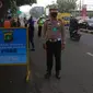 Petugas gabungan di Bekasi memantau kendaraan jelang PSBB. (Bam Sinulingga/Liputan6.com)