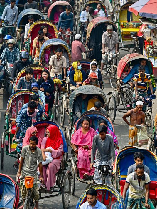 Pengemudi becak sepeda di Bangladesh telah menggunakan transportasi mereka selama beberapa dekade sebagai kanvas bergerak yang unik dari seni rakyat perkotaan. (Munir UZ ZAMAN/AFP)