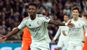 Penyerang Real Madrid, Vinicius Junior, merayakan gol yang dicetaknya ke gawang Real Sociedad dalam lanjutan La Liga Spanyol di Santiago Bernabeu, Minggu (15/2/2026) dini hari WIB. (Pierre-Philippe MARCOU / AFP)