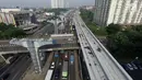 Kepadatan arus lalu lintas saat melintasi proyek Tol Jakarta-Cikampek II dan kereta api ringan (LRT) di Bekasi, Selasa (18/12). Penghentian pembangunan proyek di ruas tol Jakarta-Cikampek berlangsung hingga 1 Januari 2019. (Merdeka.com/Iqbal S. Nugroho)