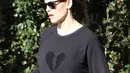 Jennifer Garner telah berpisah dengan suaminya Ben Affleck belum lama ini, namun ia tetap terlihat tegar ketika bersama sang anak. Seperti yang dilaporkan dailymail.com, Garner tengah berlenggang bersama anak laki-lakinya itu.  (doc.dailymail.com)