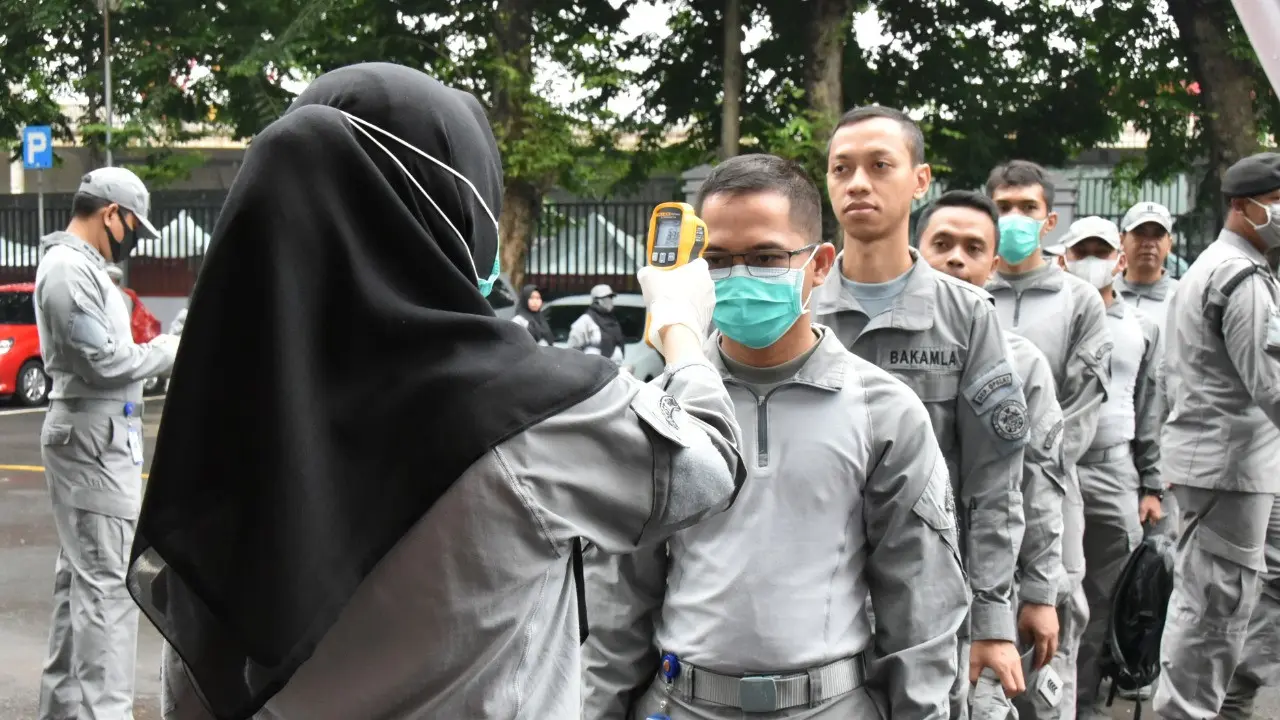 Cegah Corona, Kantor Bakamla RI Disemprokan Cairan Disinfektan